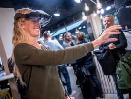 Person som provar Augmented Reality